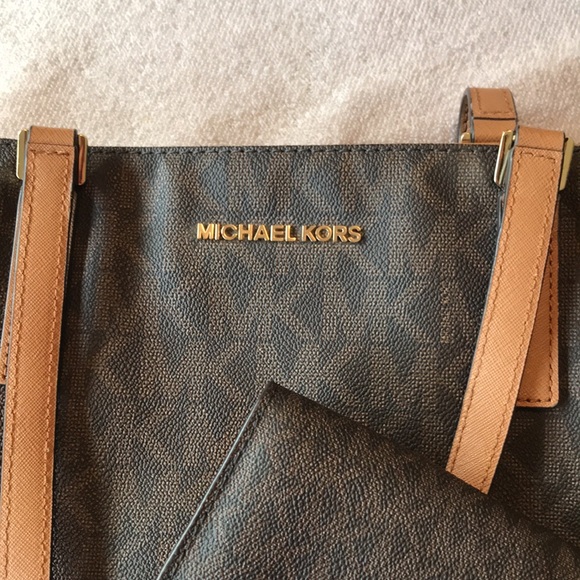 Michael Kors bag WITH travel wallet in brown - Picture 10 of 10